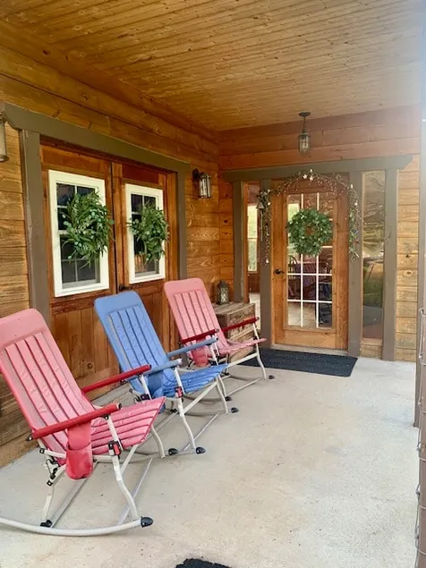 Cozy Between the Hollers Near the Buffalo River - Image 1