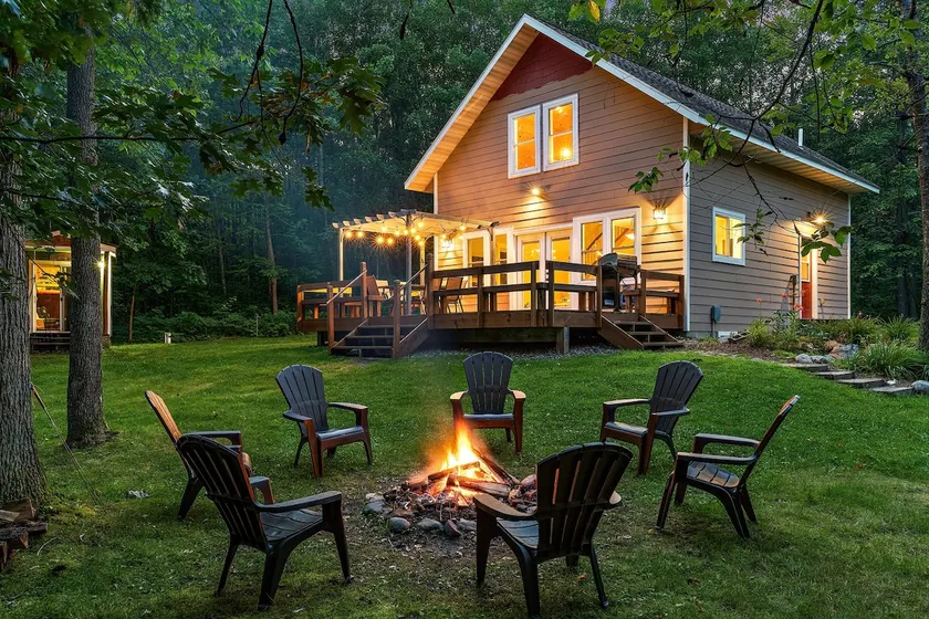 Peaceful and Cozy Modern Lakehouse Cabin on 4 acres - Image 1