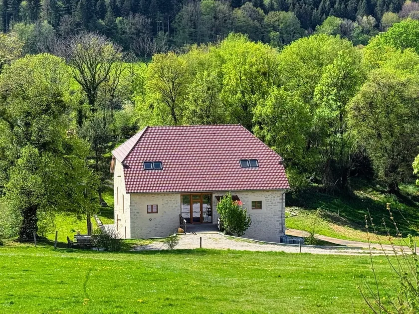 Beautiful south-facing apartment surrounded by nature. - Image 1