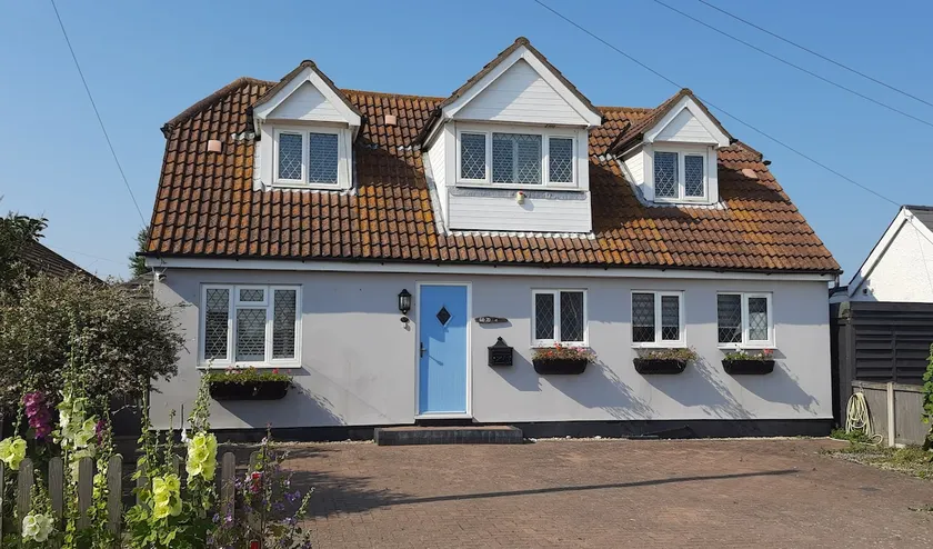 3-Bedroom Family Home. Just 5 Mins From The Beach! - Image 1