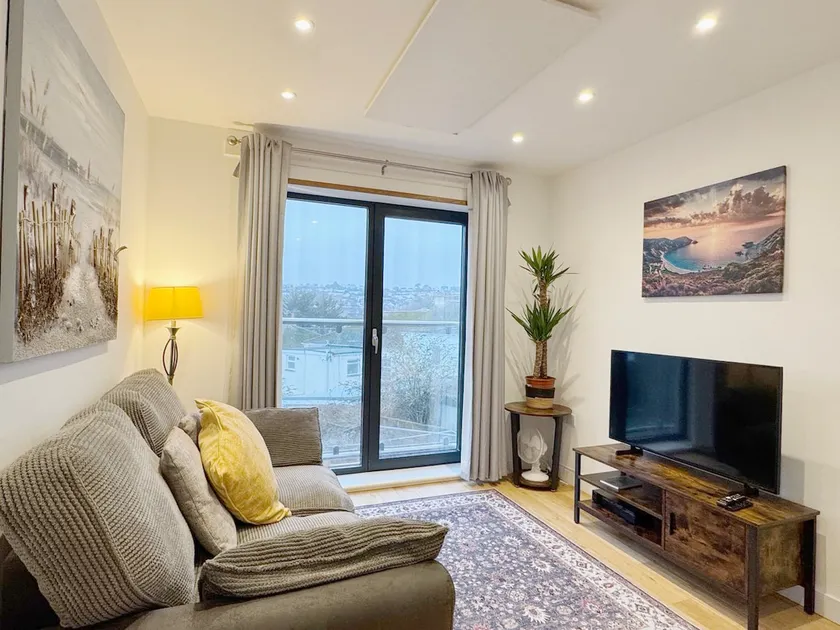 Pristine Modern Apartment: Central, Quiet Location - Image 1