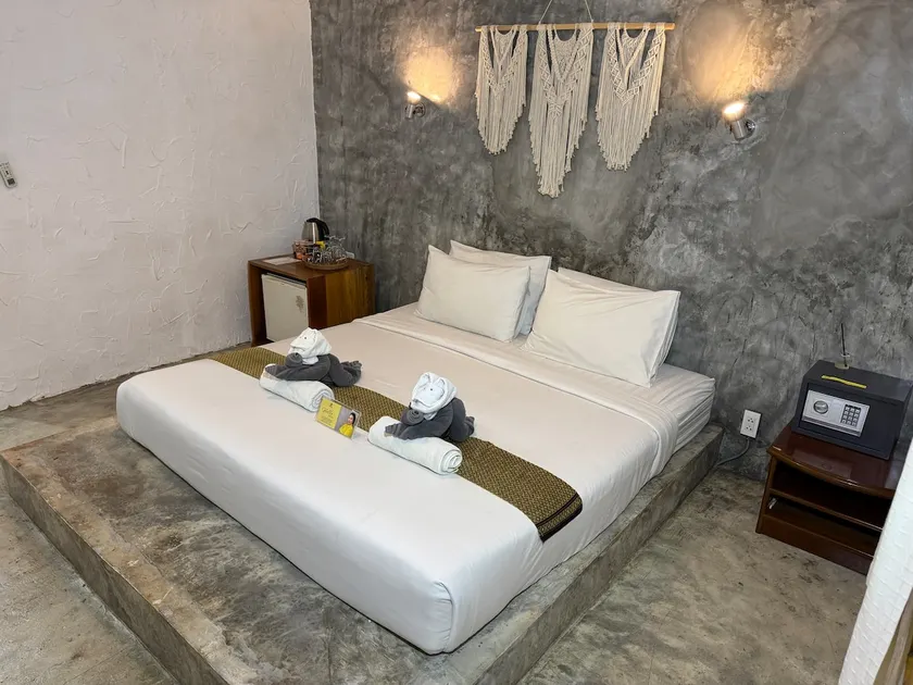 Romantic bungalow with large bed and patio - Image 1