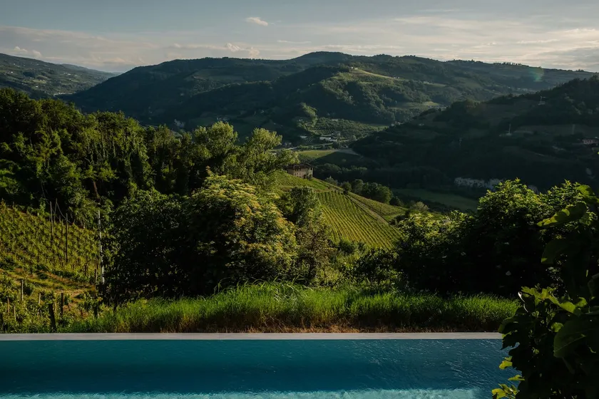 Award-winning design with panoramic pool - Image 1