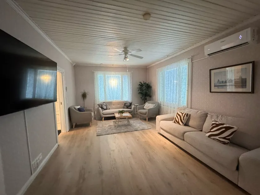 Spacious apartment in the city center - Image 1