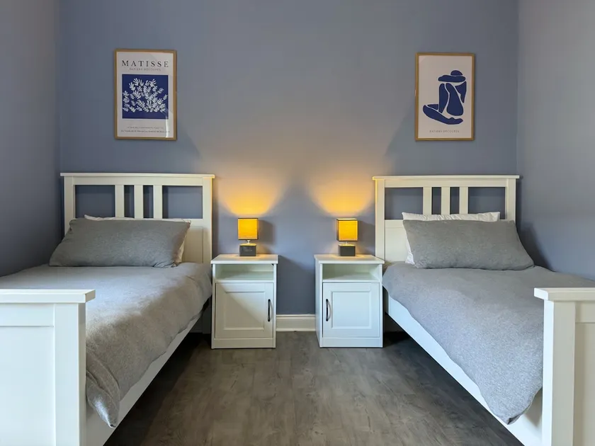 Modern Spacious 2 Bedroom House in Leigh, Free Parking - Image 1