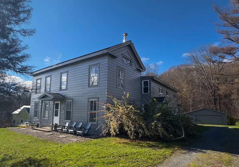 Grand farmhouse, big groups, close to skiing, 1 mi to VT, XL Hot Tub. - Image 1