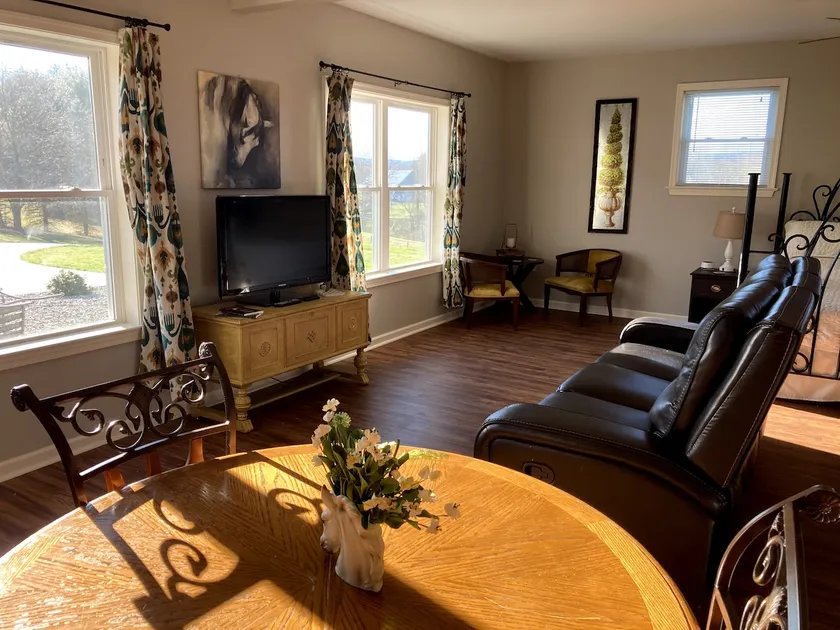 The Gray Mare, 1 bed 1 bath private guest suite - Image 1