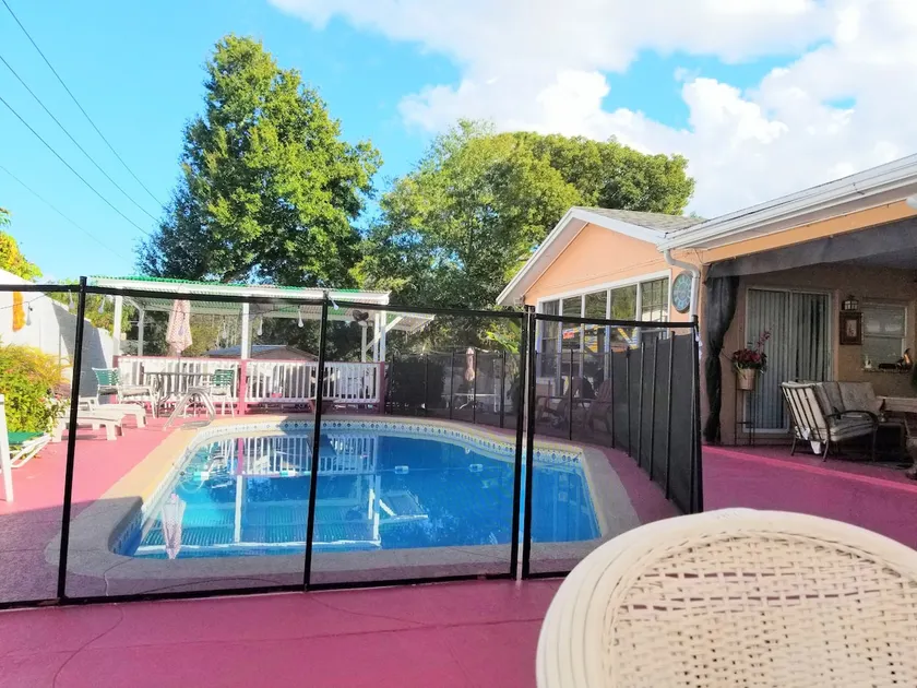 The perfect retreat. Swimming pool/home cinema - Image 1