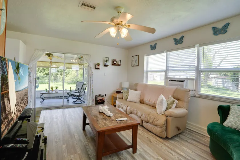 Pet-Friendly Home Fenced Yard Near Beach & Shops - Image 1