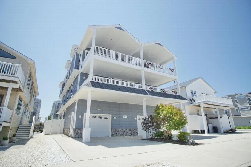 Walk to Downtown Sea Isle: beach 5 BR + Bonus room - Image 1