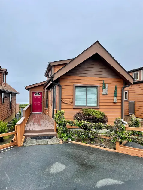 Cozy Ocean Front Retreat w/Private Hot Tub! - Image 1