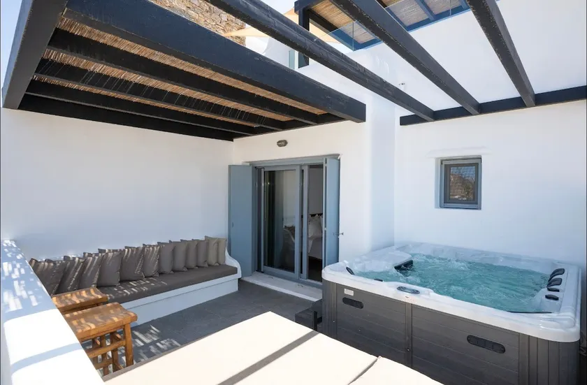 Apartment with pool view & private hot tub - Image 1
