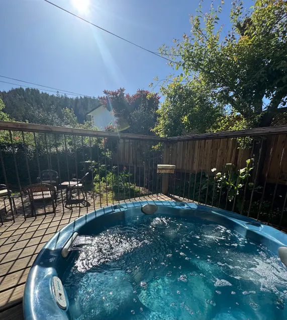 Guerneville~Walk to Russian River~HotTub~Huge Fenced Yard~Dog OK~Villa Mimosa - Image 1