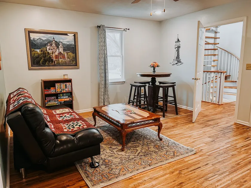 Suite over the Harp Shop - Image 1