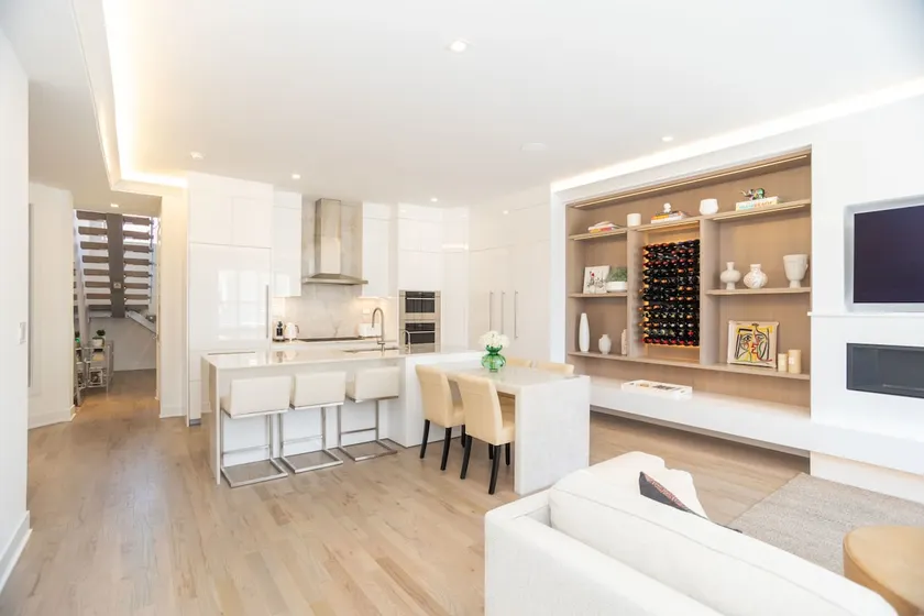 Luxury 2-story 2-bedroom 3-bath Lincoln Park Apt - Image 1