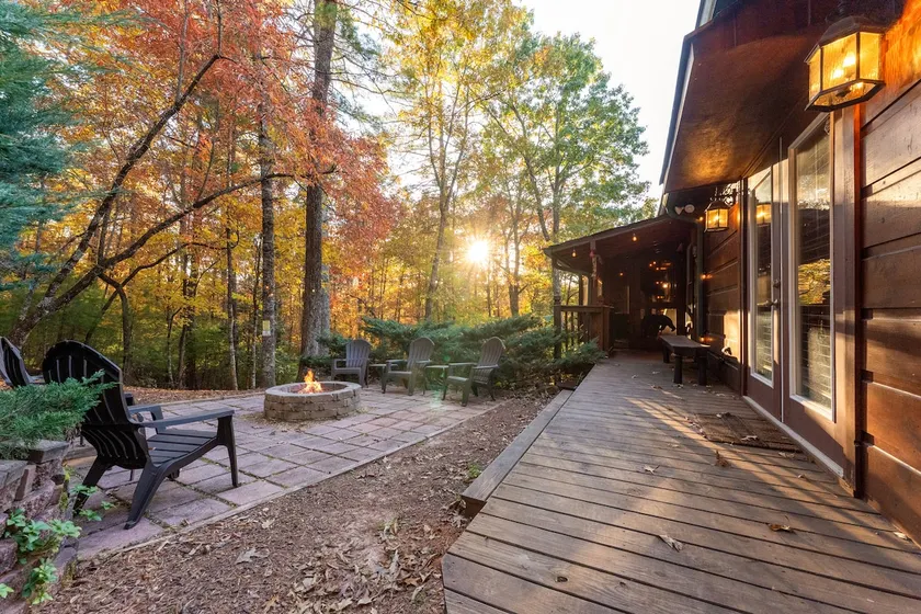 Pet-Friendly 3BR Cabin w/ Fire Pit & Games - Image 1