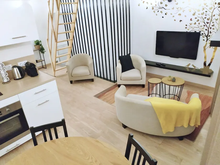 Large bright studio in a quiet area, historic center - Image 1