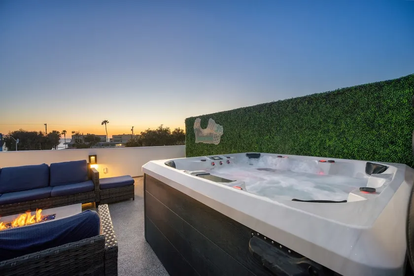 Ocean Bay Views with Private Rooftop Hot Tub - Image 1