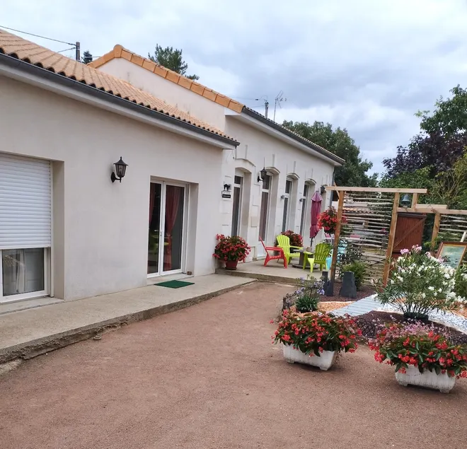L'ABRI GÎTE – 2 bedrooms, sleeps 7, Thouars, 98 m², quiet - Image 1