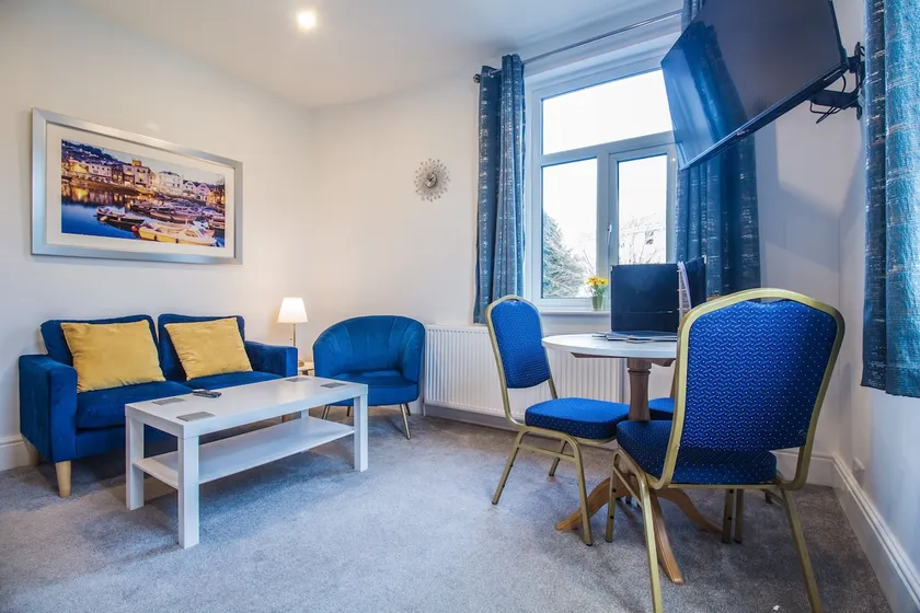 2 bed apartment, central, free dedicated parking - Image 1