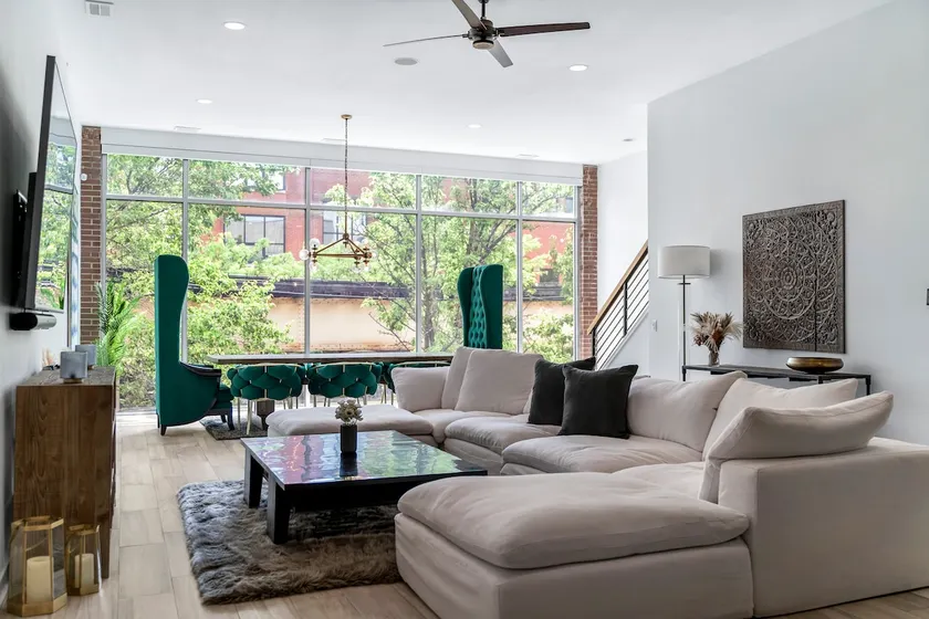 3BD Upscale West Loop Condo on Lake St-Two Decks! - Image 1
