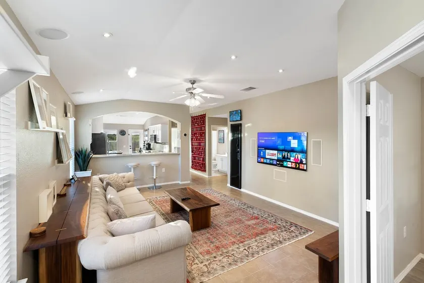 Sleeps 8, 4BR, 5min-COTA/Airport, 18min-Downtown - Image 1