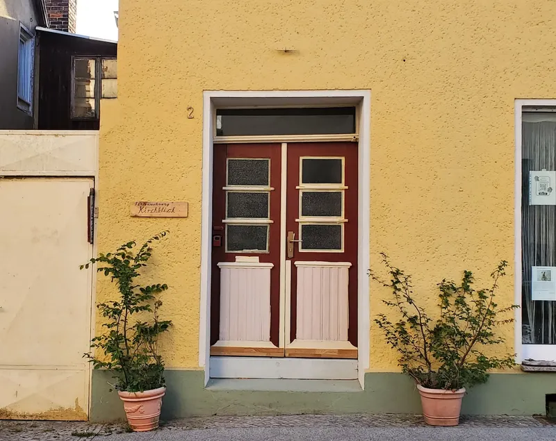 Spacious apartment in the old town - Image 1