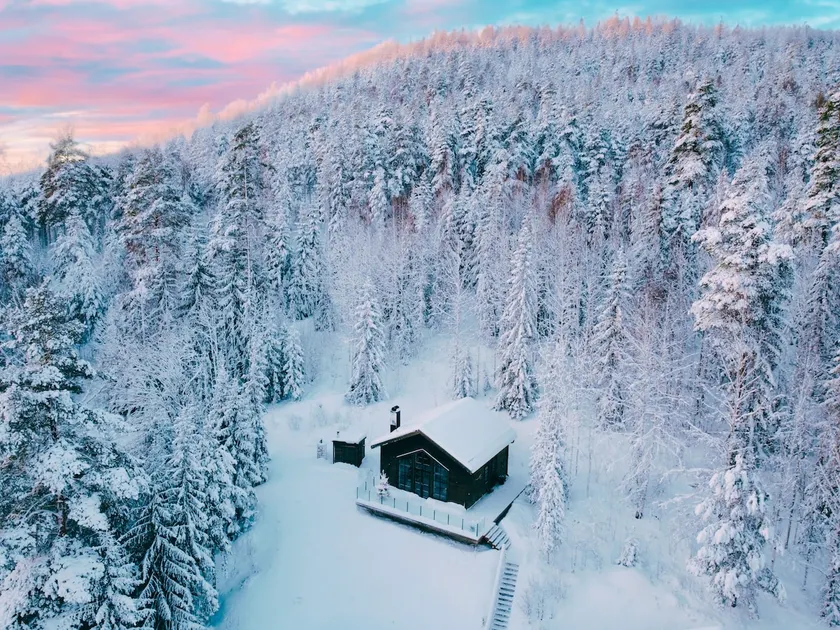 Scandi retreat with sauna, lake and ski slope views - Image 1