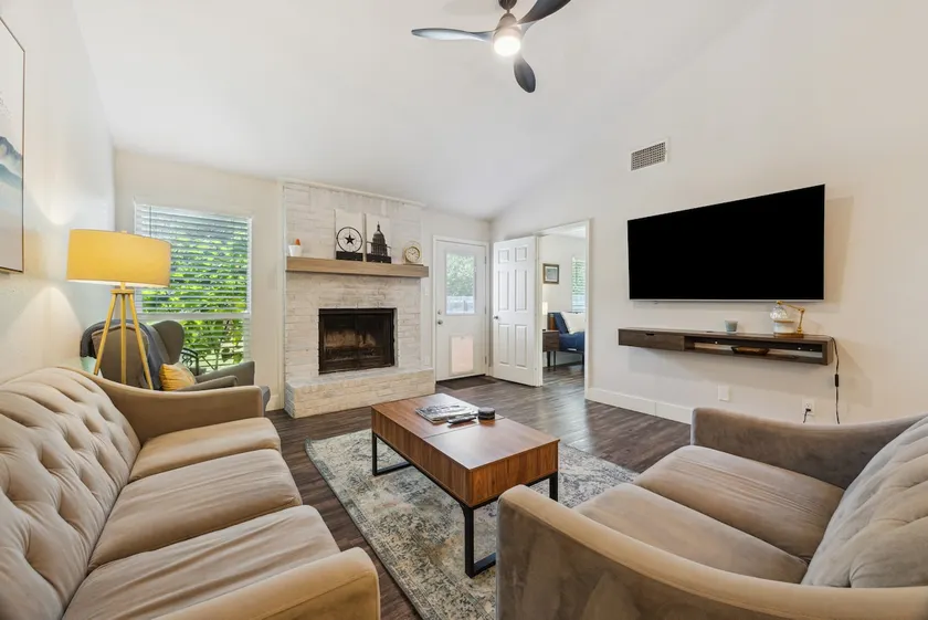 Fully renovated Long-Term 2/2 In North Austin! - Image 1