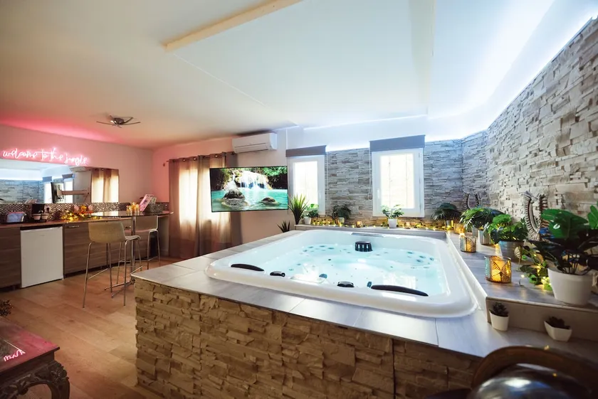 La Perla Bianca - Zen Suite Private Jacuzzi & Pool - Image 1