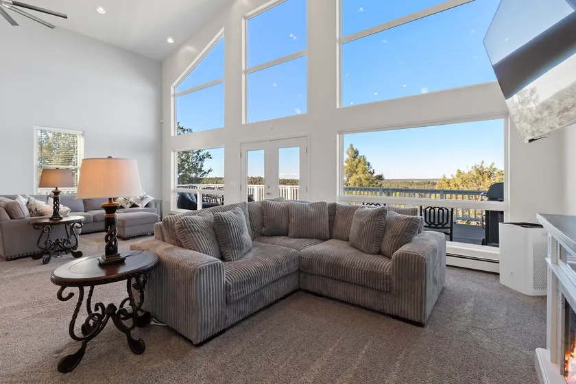 Utopia Retreat: A Spectacular Hilltop home. - Image 1