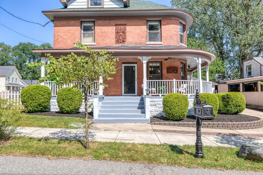 Historic Victorian Mansion - Image 1
