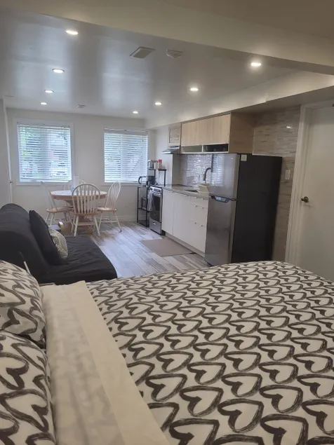 Modern studio with kitchenette and bath - Image 1