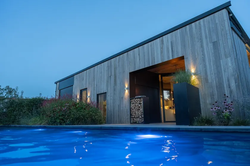 Industrial loft with sauna and pool - Image 1