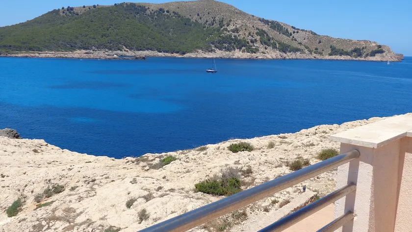 Townhouse on the seafront in Cala Lliteras - Image 1