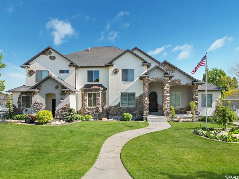 10 Bedroom Luxury Home with Theatre and Game Room - Image 1