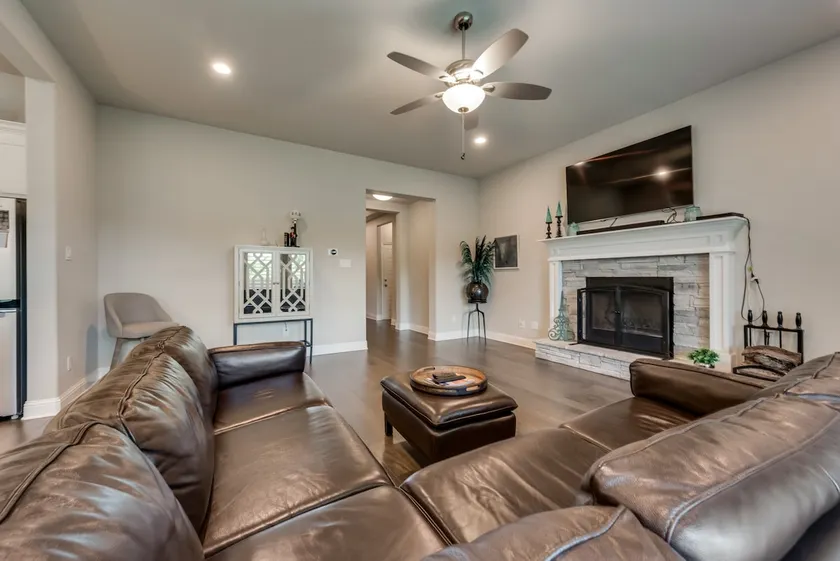 Spacious Living Room & Master | King Bed | Fenced - Image 1