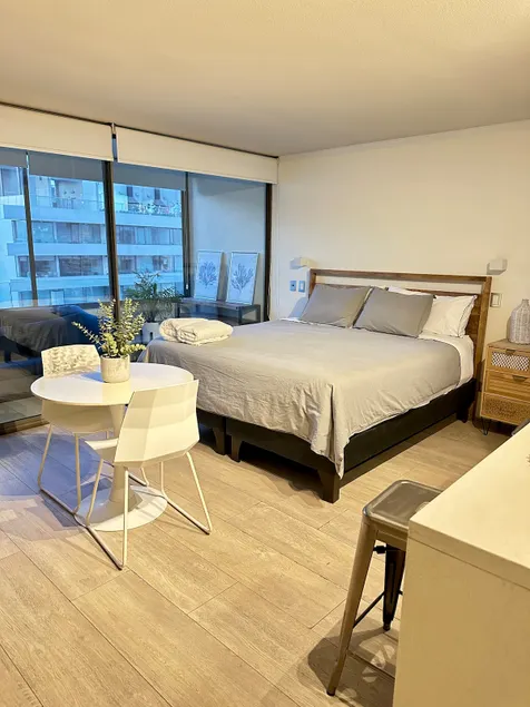 Premium Studio Parque Araucano | King-size bed - Image 1