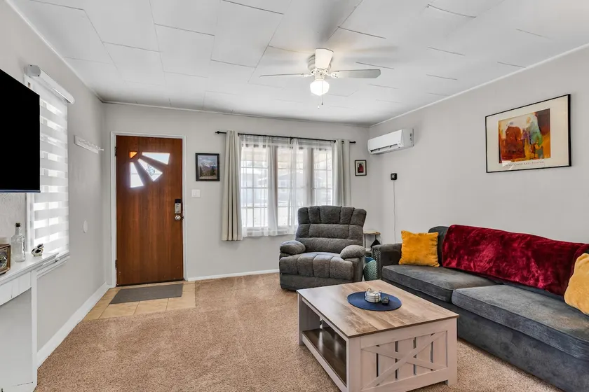 Claire’s Cottage - Cozy House in Nice Neighborhood - Image 1