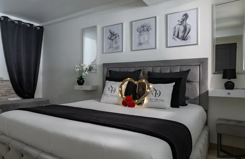 Relaxing Jacuzzi Suite • Paris & Disney • 2 people - Image 1
