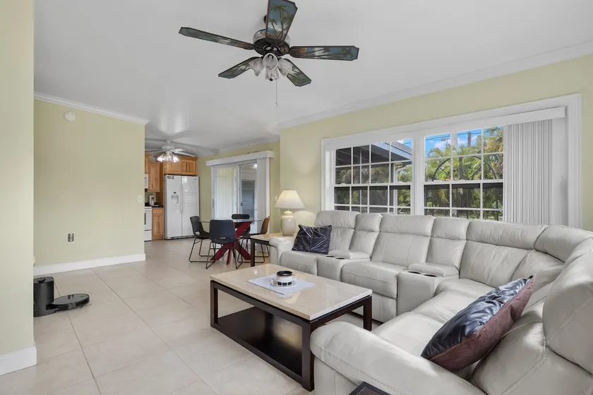Ideal location - 2bed/1bath near the beach & shops - Image 1