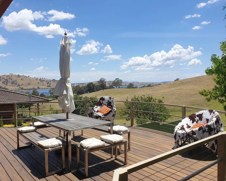 Redfin Retreat-Lake Views-Pets Albury Wodonga WIFI - Image 1