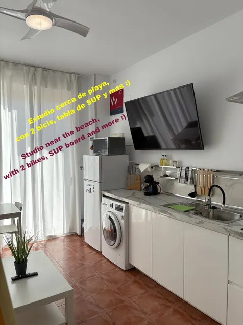La Manga km 0, pisos estudios - planta baja - 100m de la playa - studio flats - ground floor - 100m from the beach, cada con bicis & tabla SUP, piscina & pádel & tenis & más - each with bikes & SUP board, pool & paddle & tennis & more - Image 1