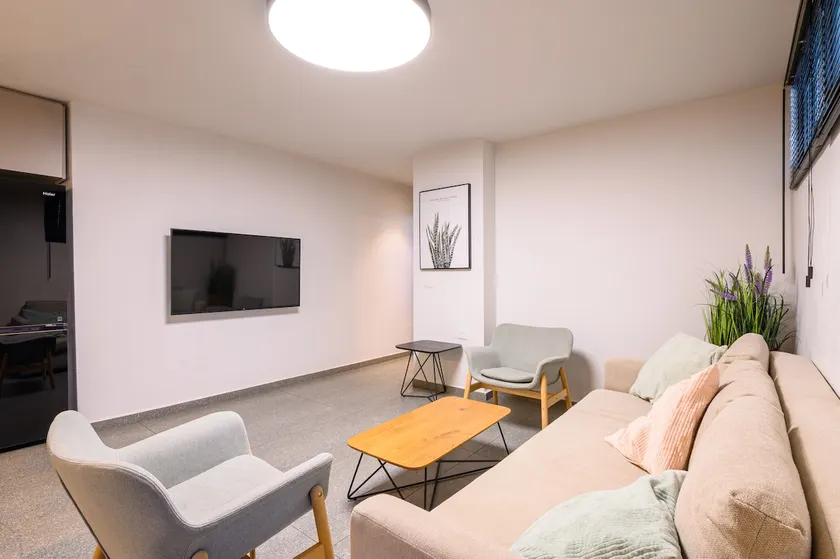 Deluxe Apartment with Private Garden - Image 1