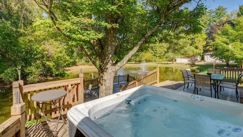 3BR Escape: Arcade-Hot tub- Pond Fishing-Firepit - Image 1