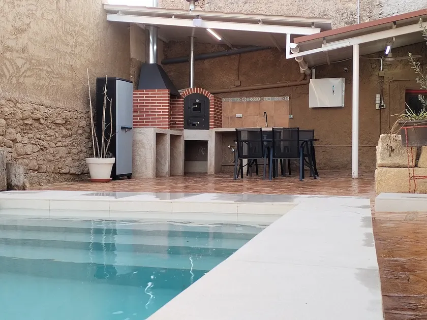 Country house with a swimming pool and private barbecue - Image 1