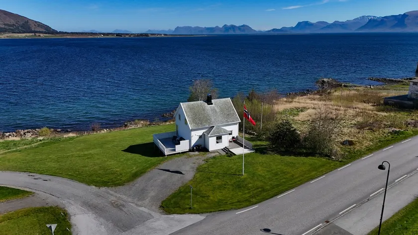 Newly renovated house on beautiful Haramsøy, boat - Image 1