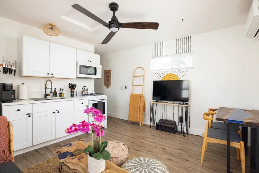 Designer casita w full kitchen, firepit & theater - Image 1