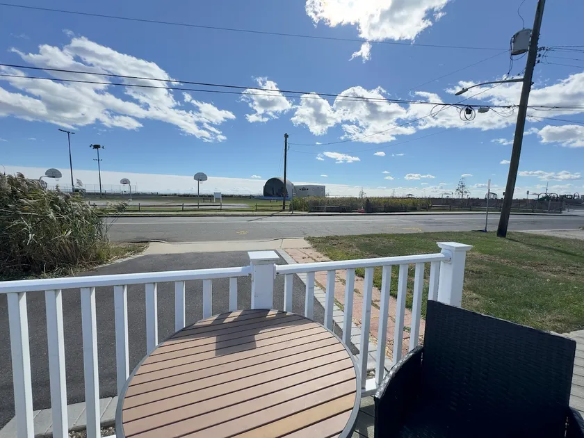 Joyful Beach House, viewing The Great South Bay - Image 1