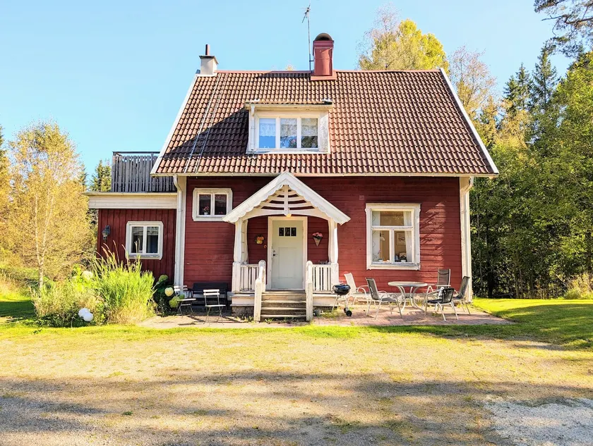Skogstorp house with the forest right next door - Image 1